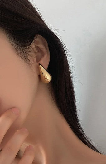 Tear Drop Stud Earrings (Gold)